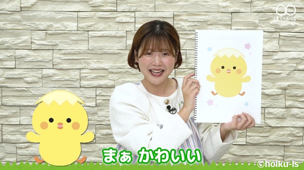 『まあるいたまご』のスケッチブックシアターを実演する保育士ずんちゃん