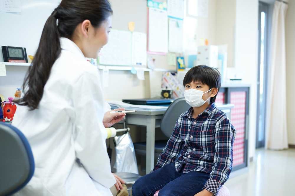 子どもの手当てをする養護教諭