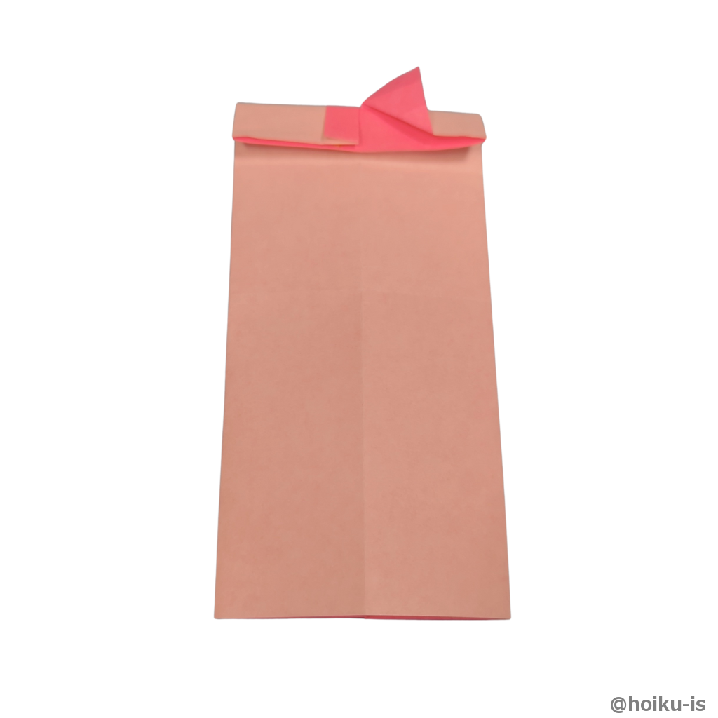 色のついた部分がリボンのようになるように広げて折る