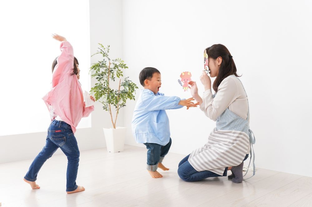 保育園で豆まきをする幼児