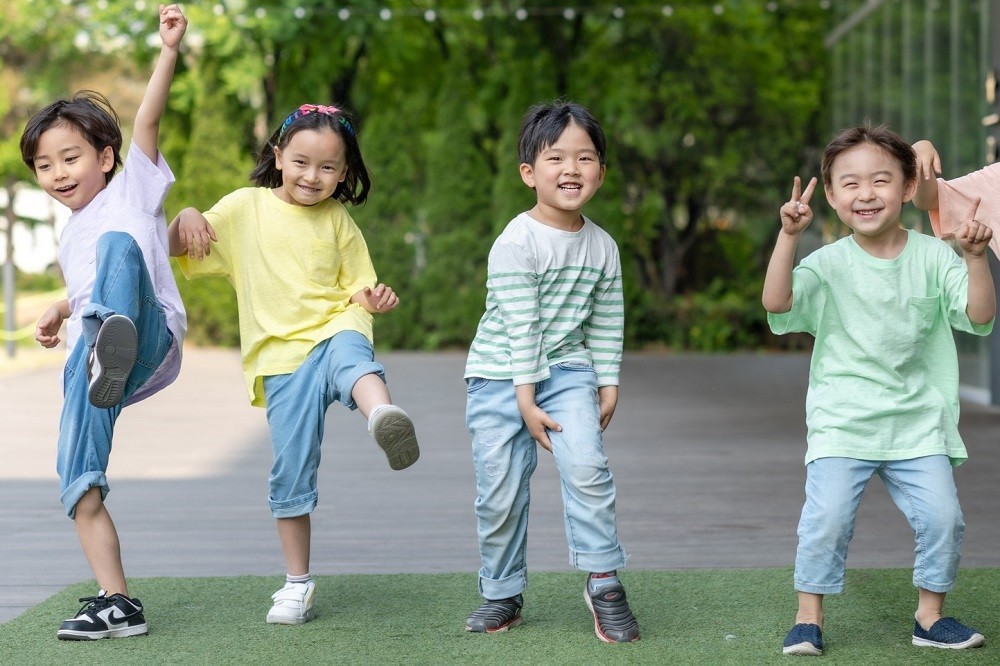 屋外で思い思いのポーズを決めている子どもたち