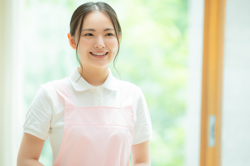 トップスは白いトレーナーやポロシャツなど