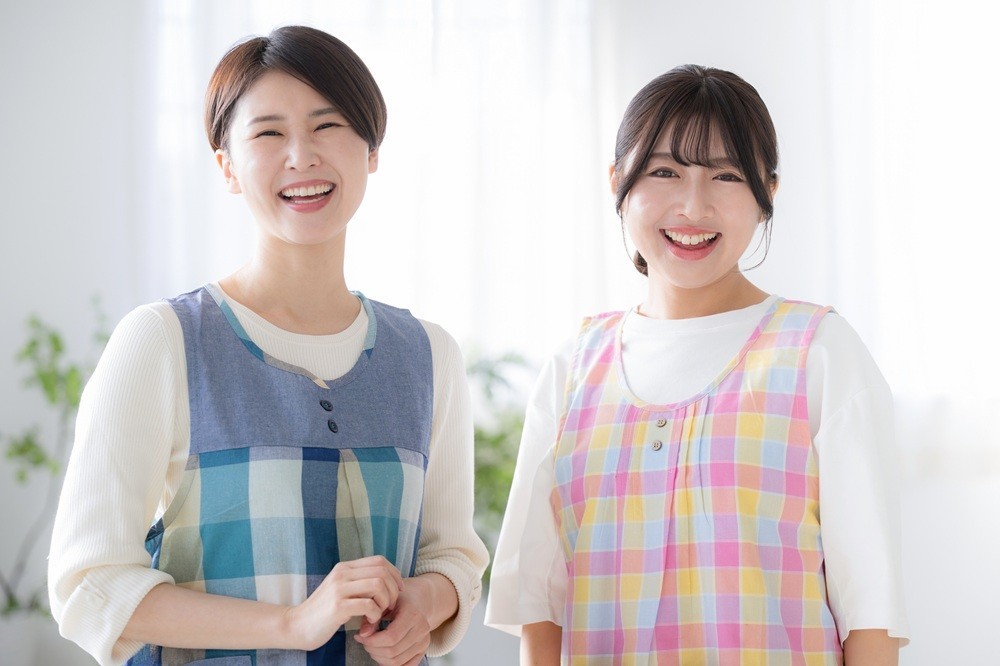 笑顔でほほ笑む保育士たち