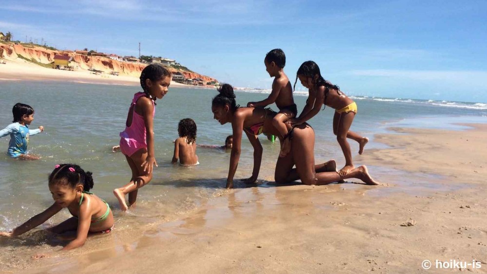 海岸で遊ぶブラジルの子どもたち