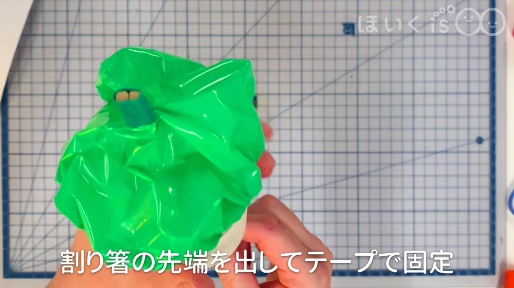 割り箸の先端を出してテープで固定