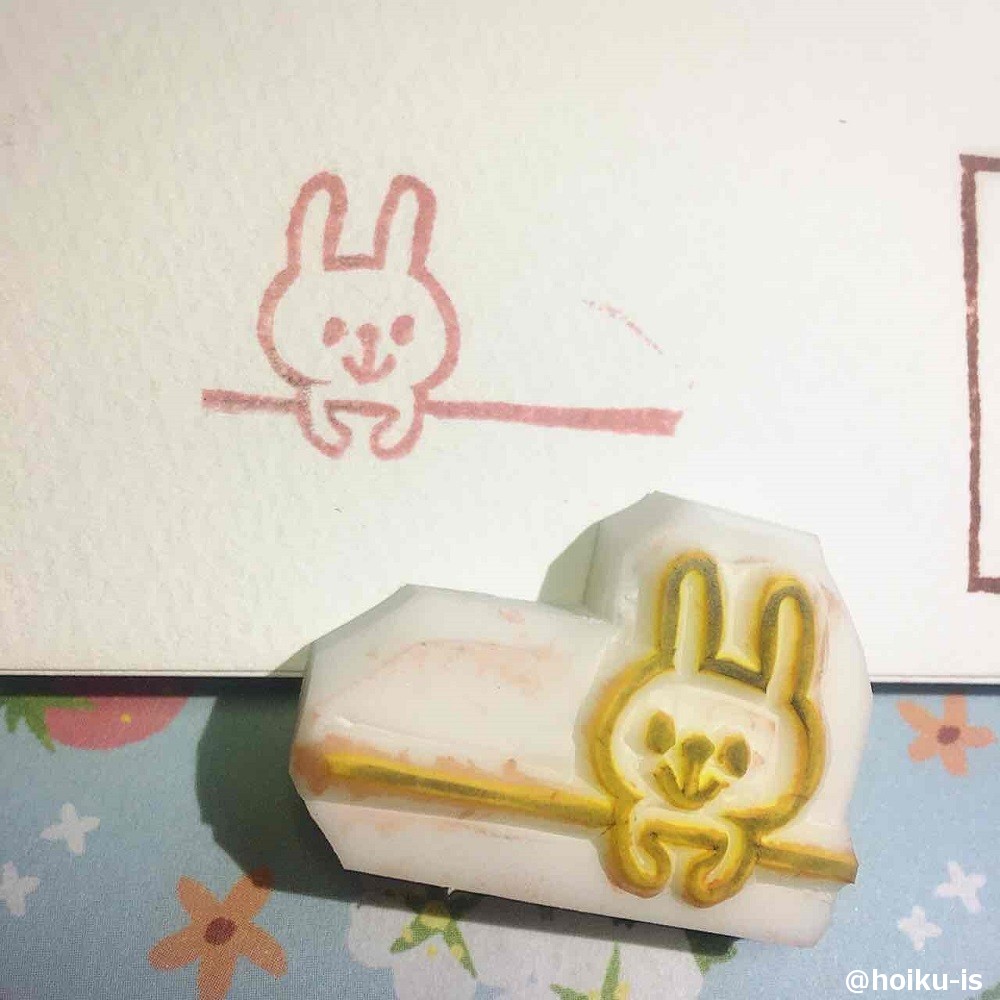 罫線の上にのるウサギのはんこ