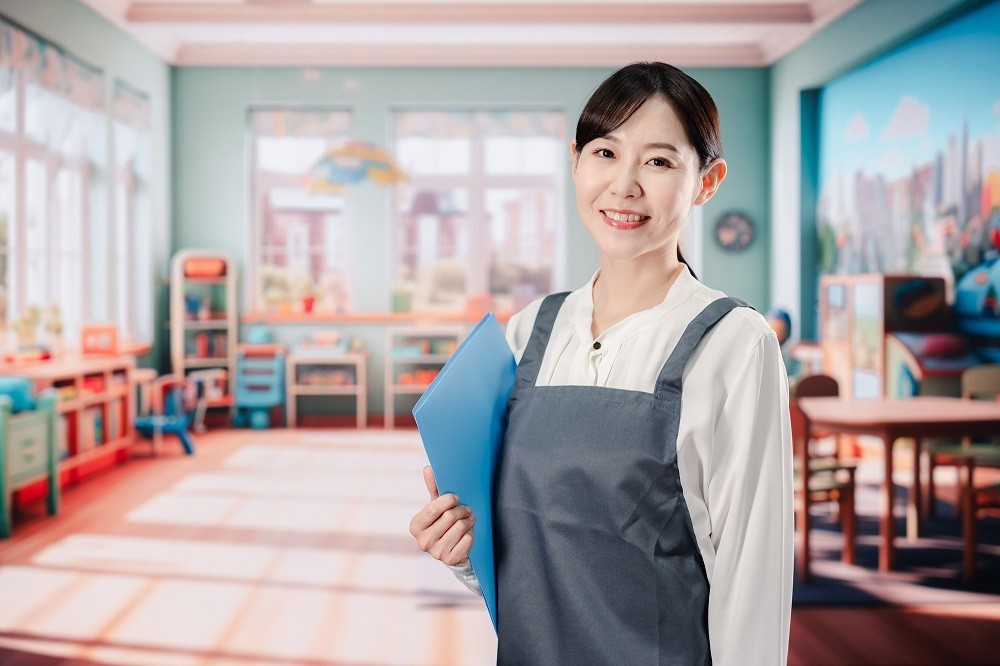 書類を小脇に抱えている中堅保育士