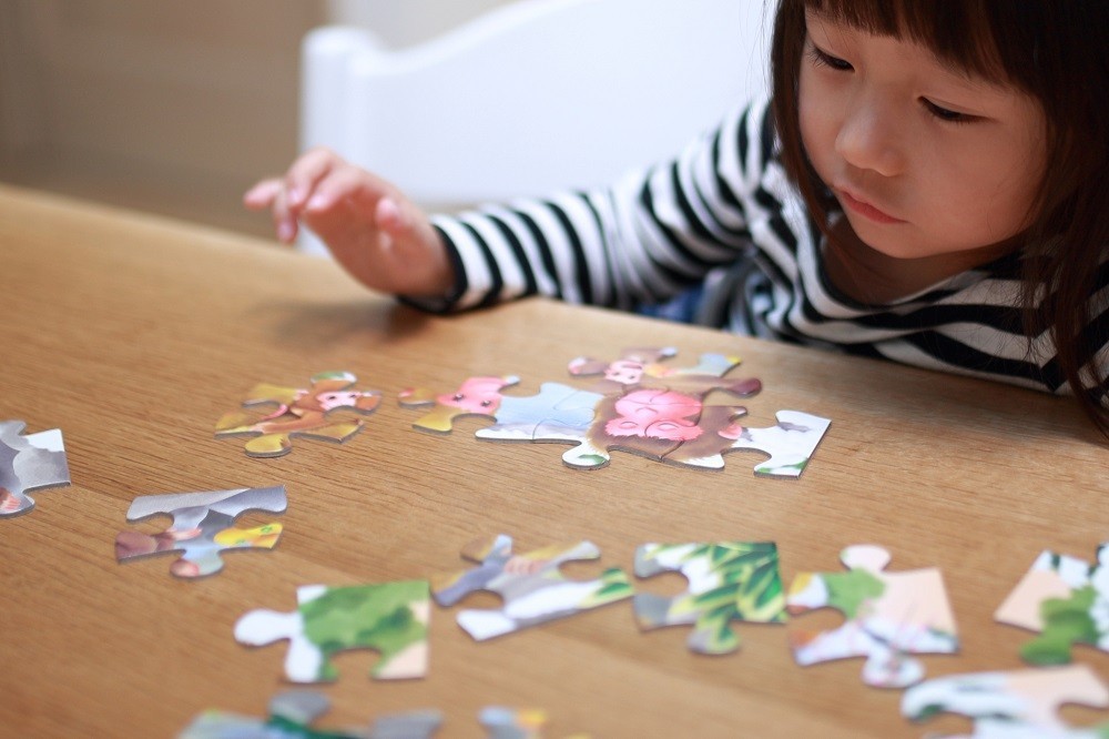 パズル遊びをする女の子