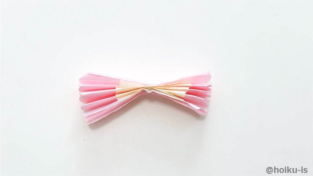 ピンク3枚、白2枚、切り込みを入れた薄黄色2枚の順で花紙を重ねる