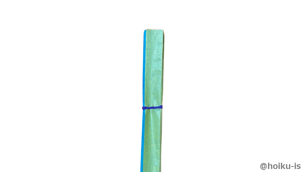 真ん中を輪ゴムでとめる