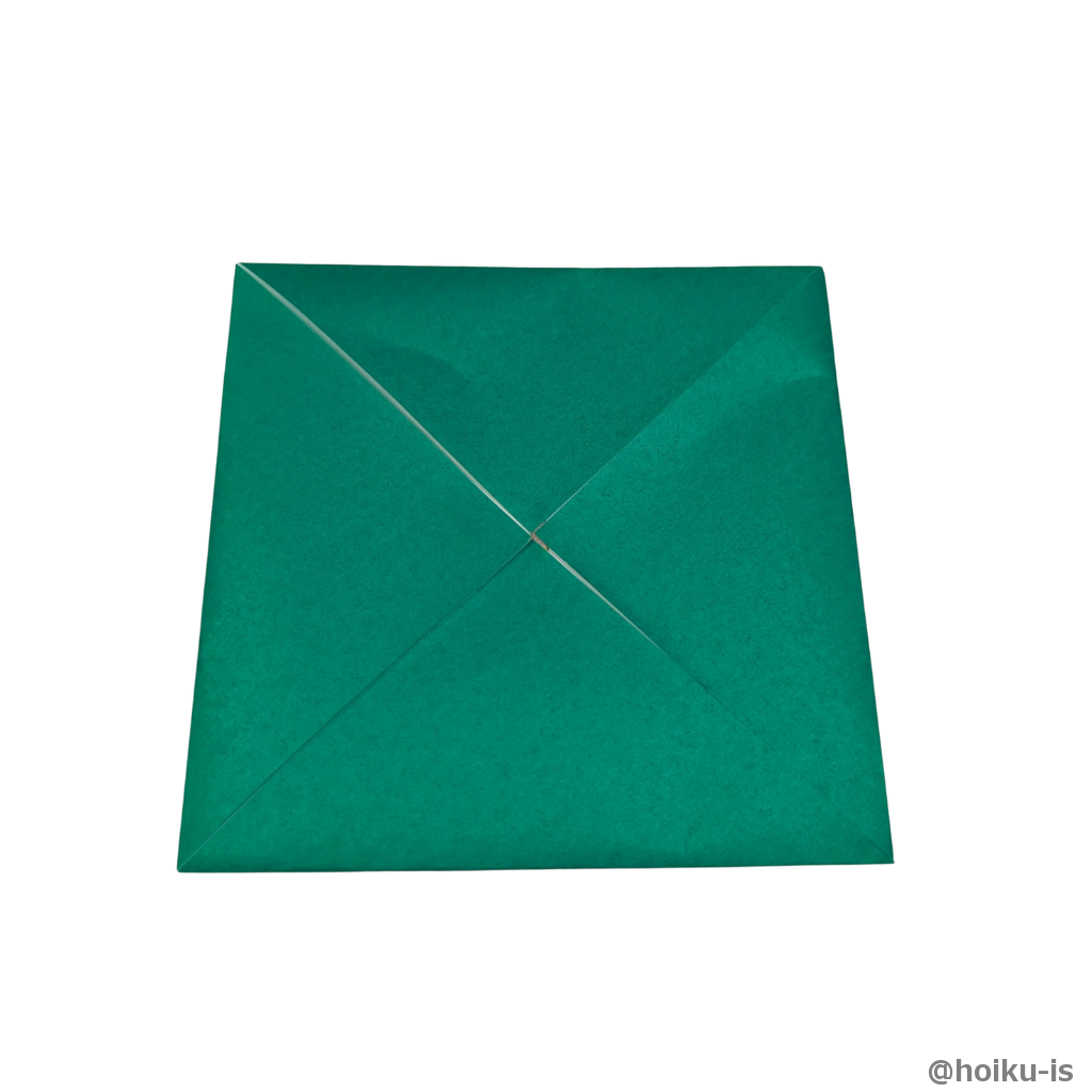 4つの角を折り筋の交差する部分に向かって折る