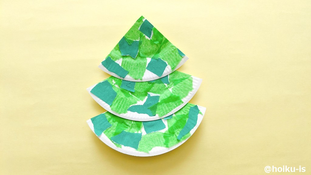 ４、切った紙皿を重ねて貼る
