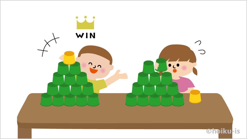 紙コップ積み競争をしている子どもたち
