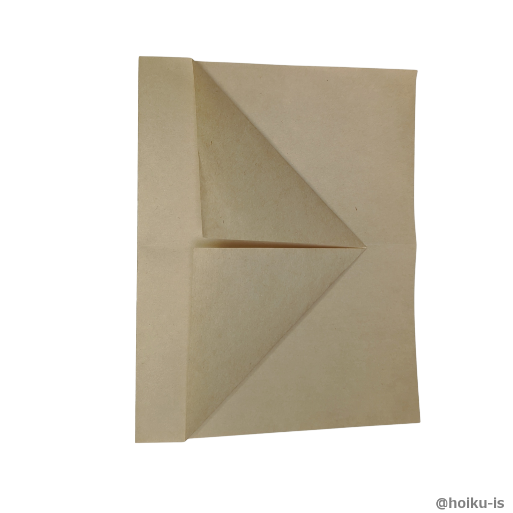 右の辺から2～3センチのところまで折る