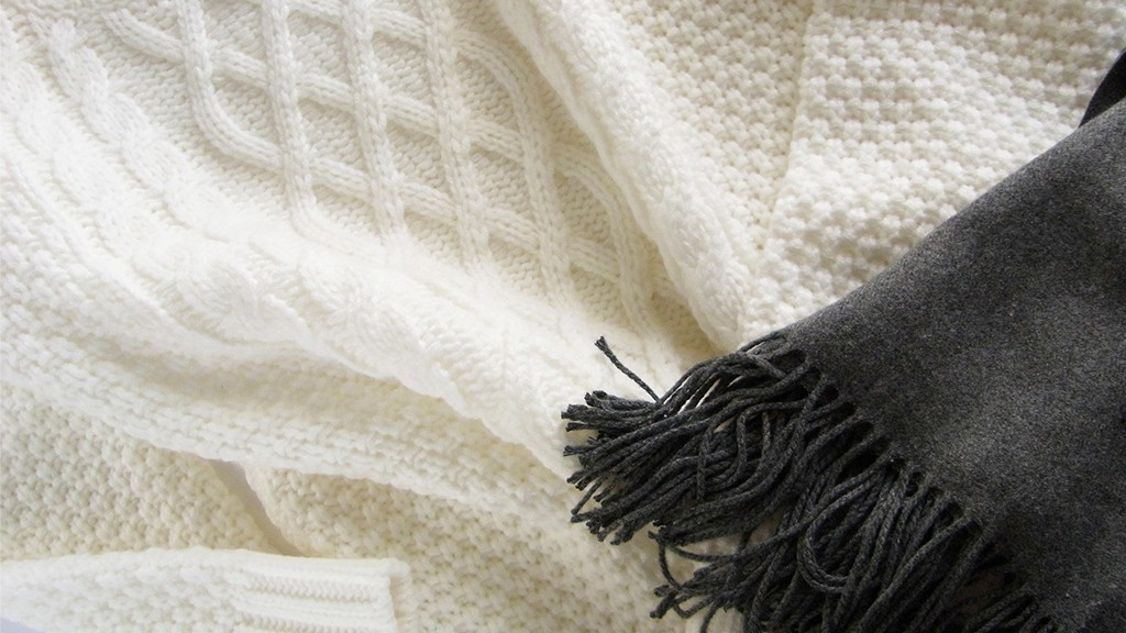 毛糸のセーターとマフラー