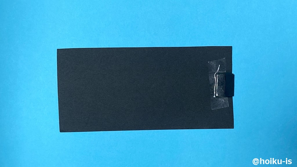 さらに、半分に折り、5mm切り落とした折り紙に貼る。