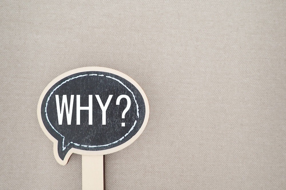 「WHY?」と書かれた吹き出し