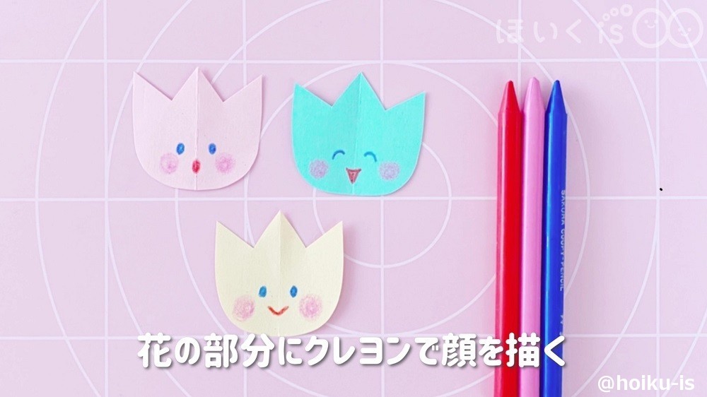 鼻の部分にクレヨンで顔を描くところ