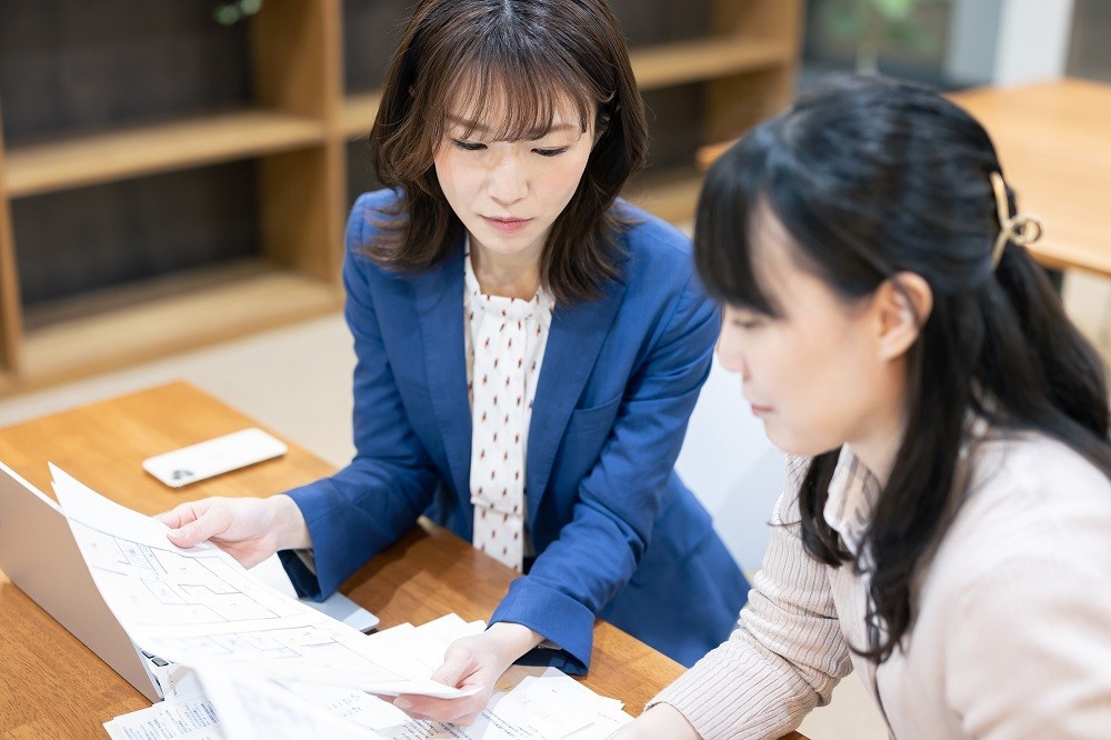 打合せをしている2人の女性