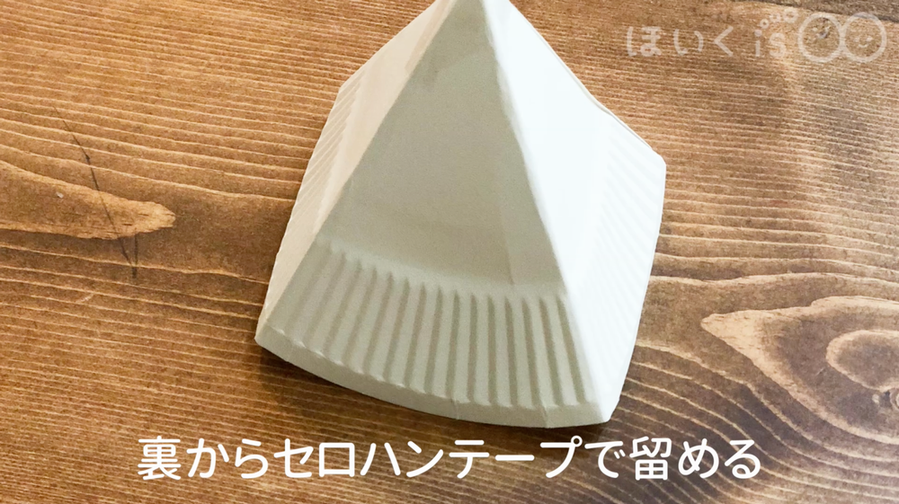 紙皿を裏からセロハンテープで留める