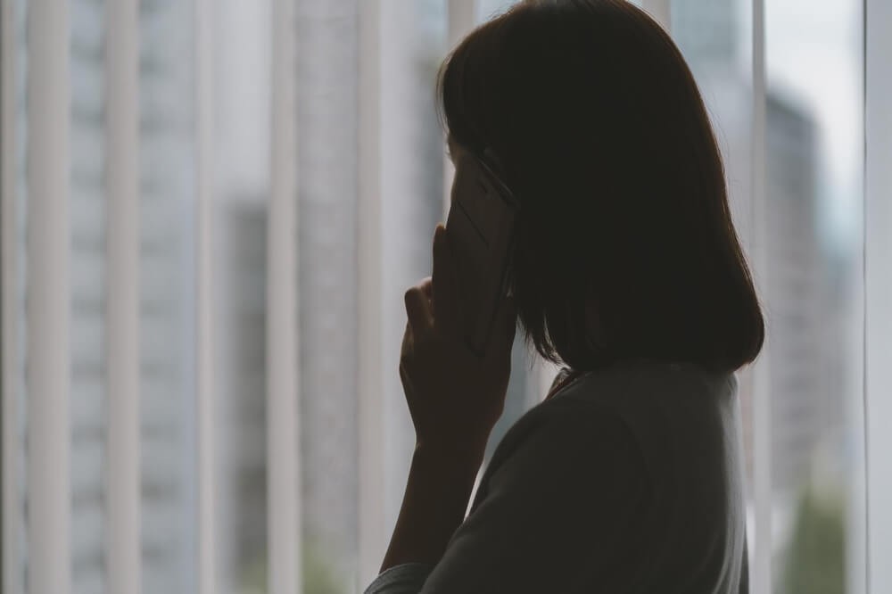 電話をしている女性