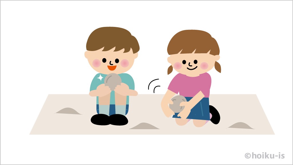 泥団子を作っている子ども