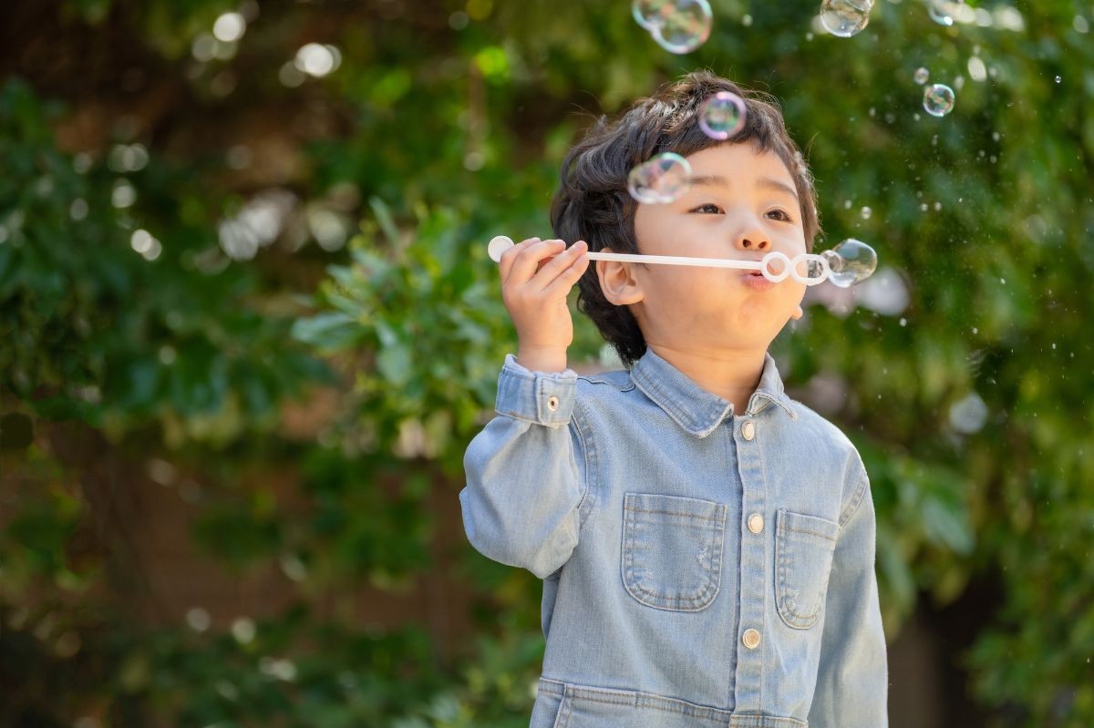 シャボン玉を吹く子ども