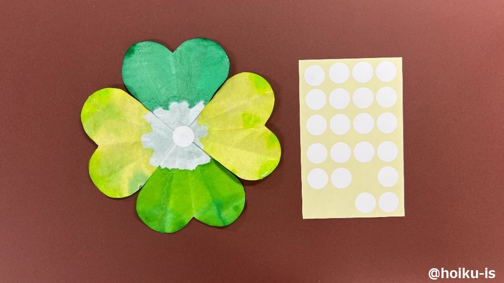 のりが乾いたら表面の真ん中に丸シールを貼る