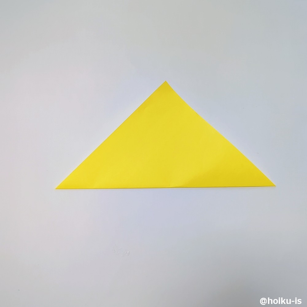 三角になるように半分に折ります