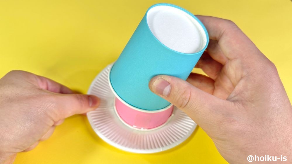 紙コップを被せる