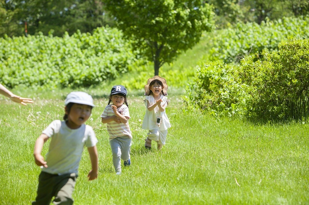 鬼ごっこをしている子どもたち