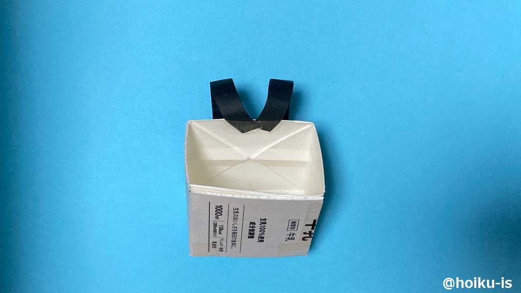 9、反対側の肩ひもは、牛乳パックの内側で肩ひもを2本重ねるようにして貼る。