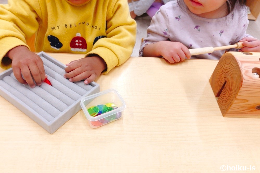 お友だちのやっていることを観察している女の子