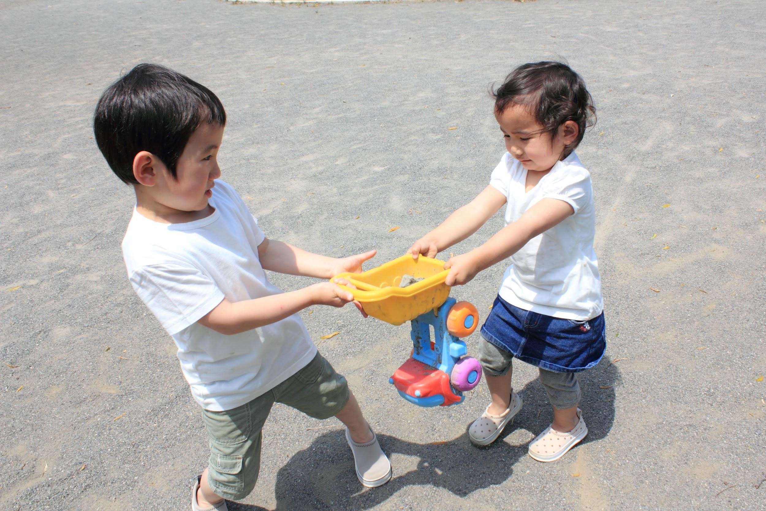 どうする 子ども同士の 噛みつきトラブル 保育士がとるべき対応とは 保育士 幼稚園教諭のための情報メディア ほいくis ほいくいず