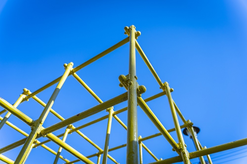 ジャングルジムと青空