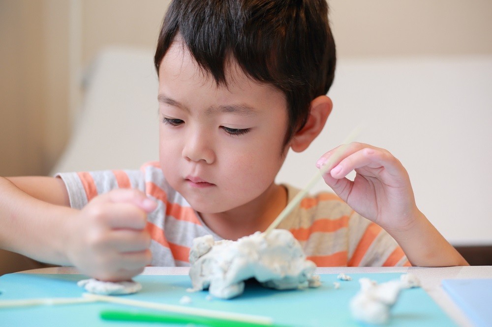 紙粘土に夢中になっている男の子