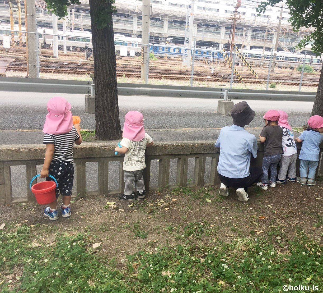 外遊び中の子どもたち