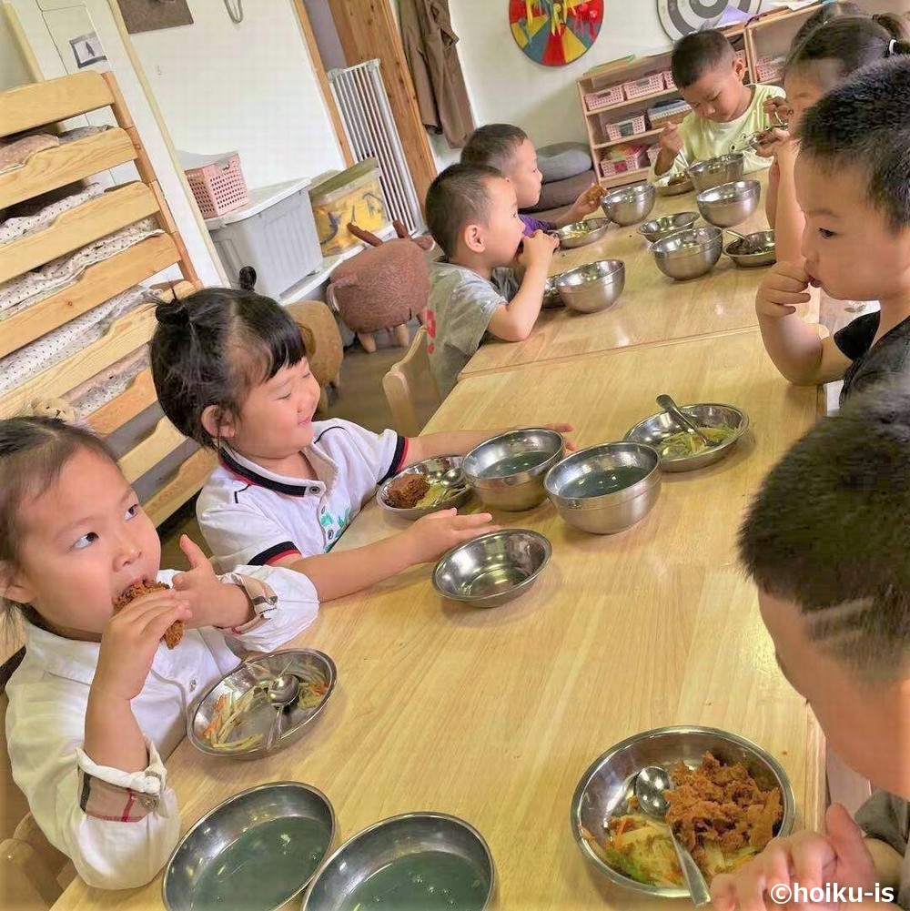 中国の保育園の給食の様子