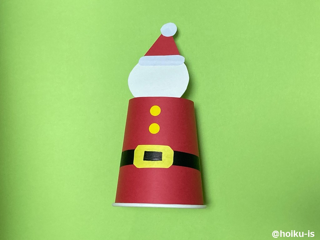 画用紙で作った帽子をサンタの頭に張り付ける。