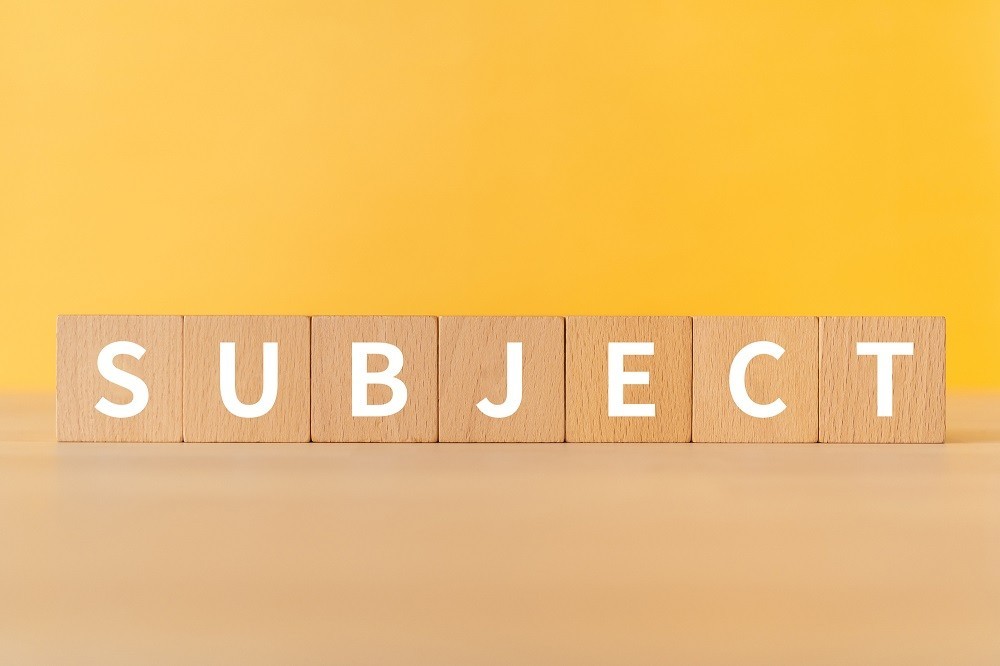 「SUBJECT」と書かれた積み木