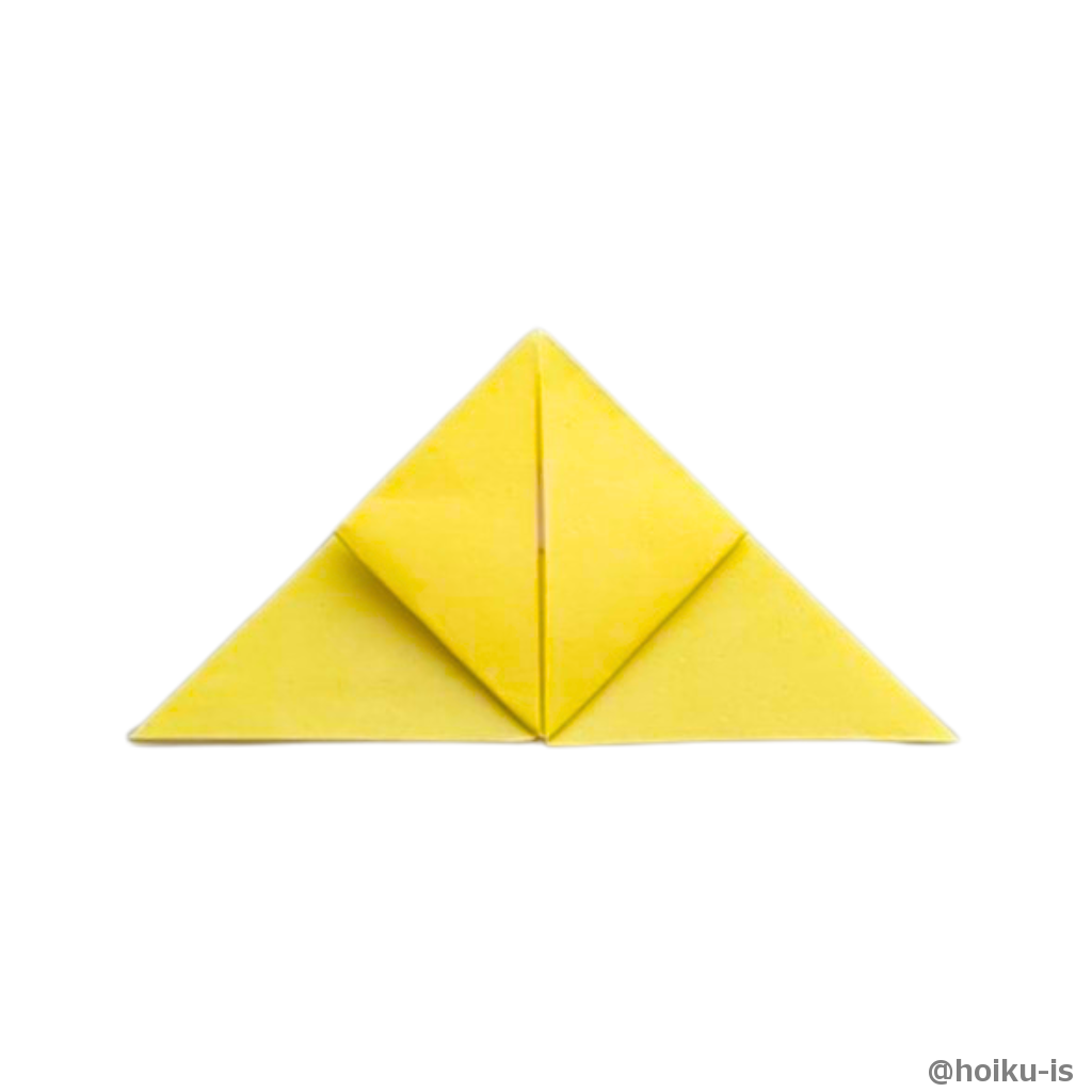 左右の角を中心に合わせて折る