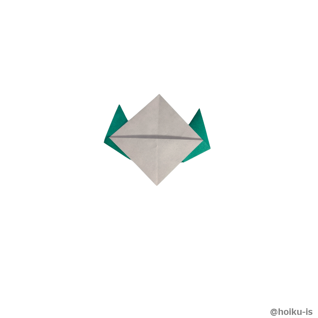 一番上の辺を真ん中より少し上のところで折る