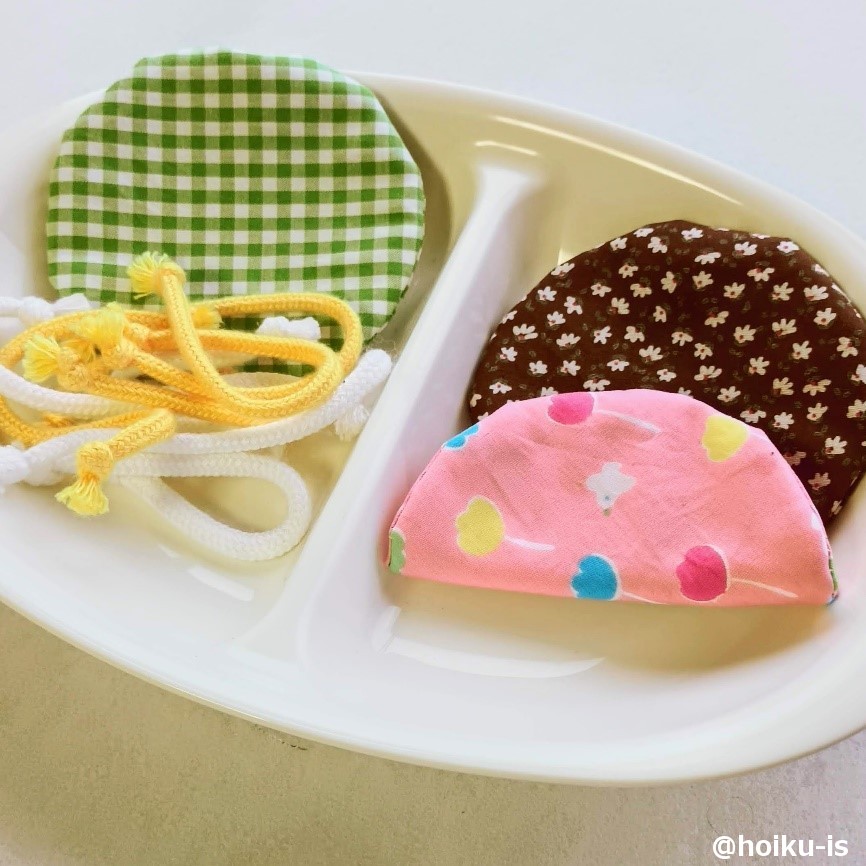 おままごとのお皿の上に乗せたままごと食材
