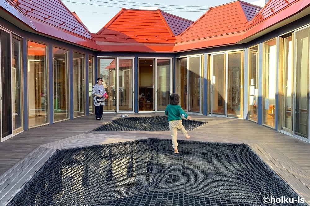 キッズラボ南流山園の2階に設置されたアスレチックネット