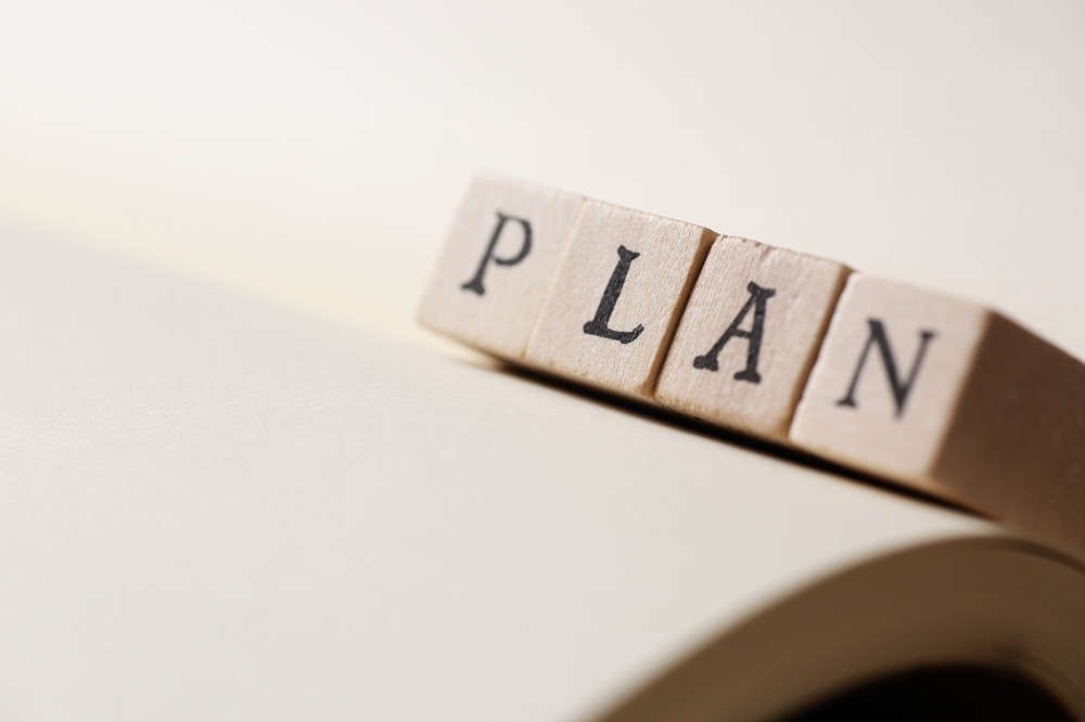 「PLAN」と書かれた積み木