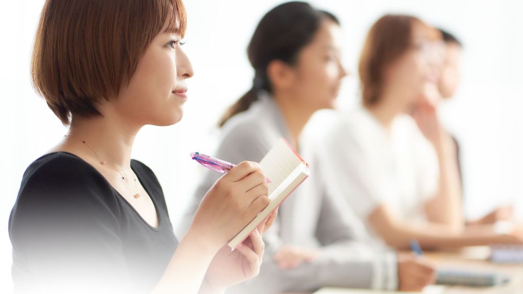 研修を受ける保育士