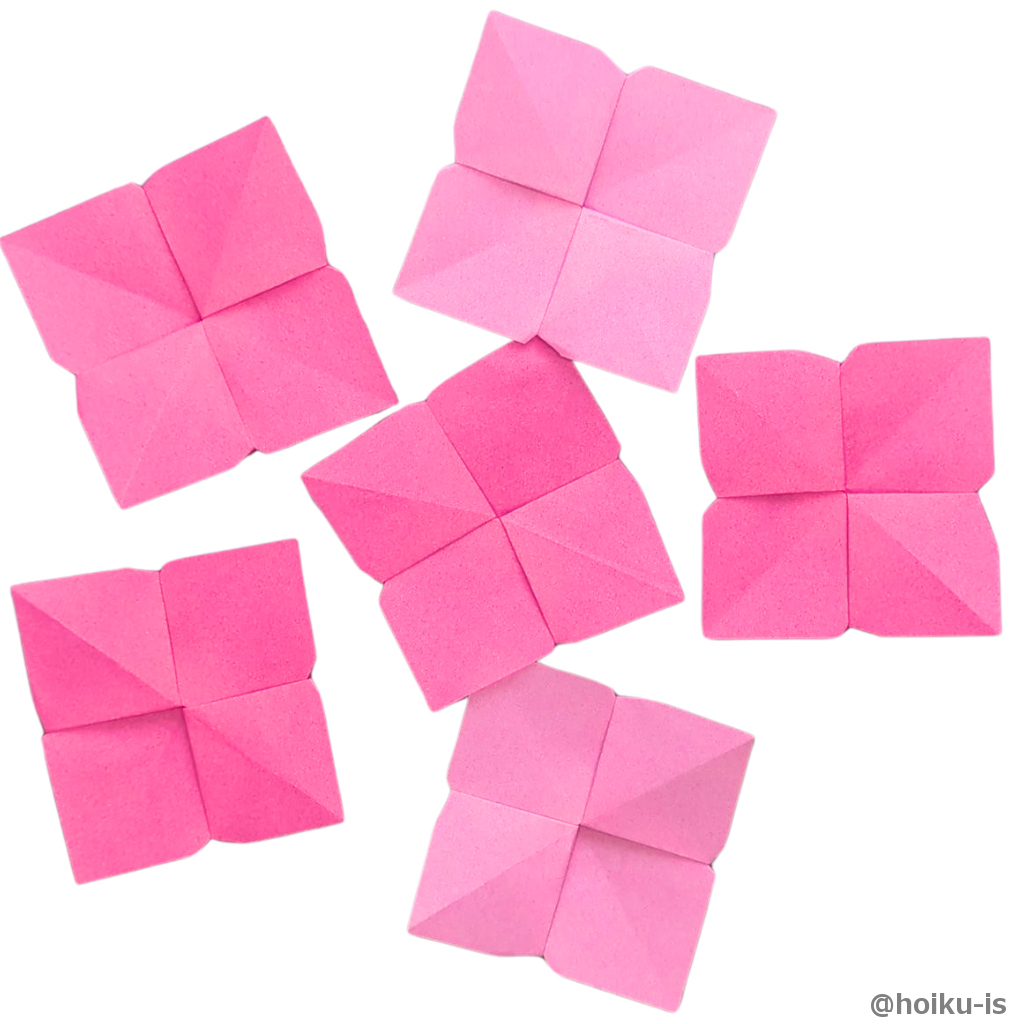 おりがみ1枚で4つの紫陽花ができます