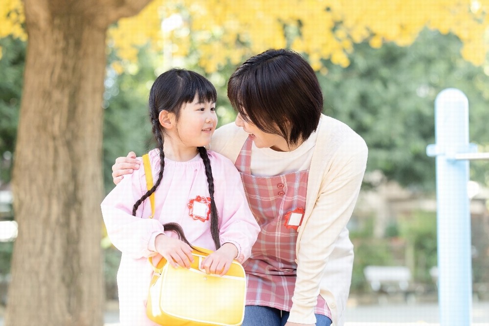 子どもに話しかける保育士