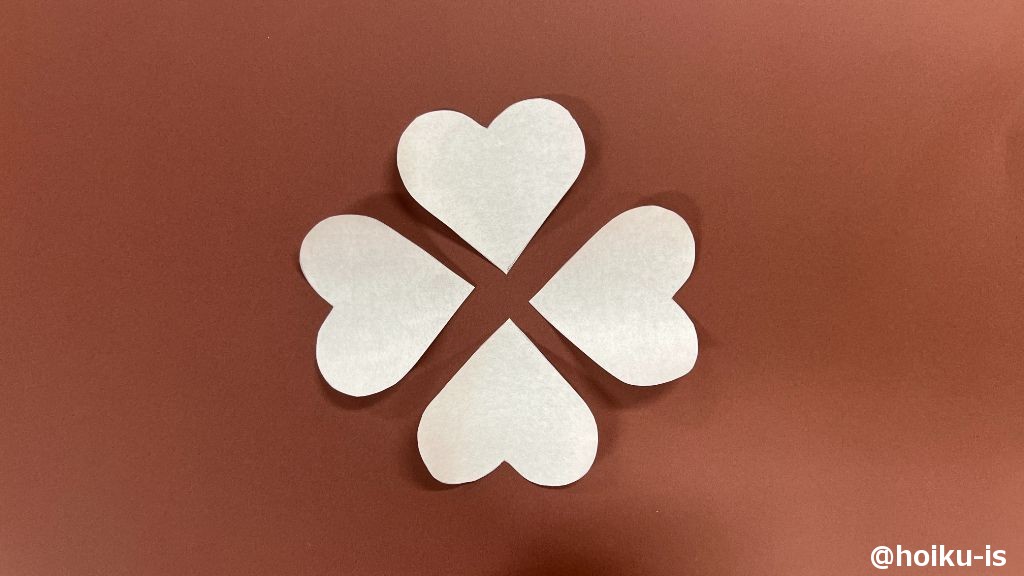 型紙を切り、障子紙に型を取り切る