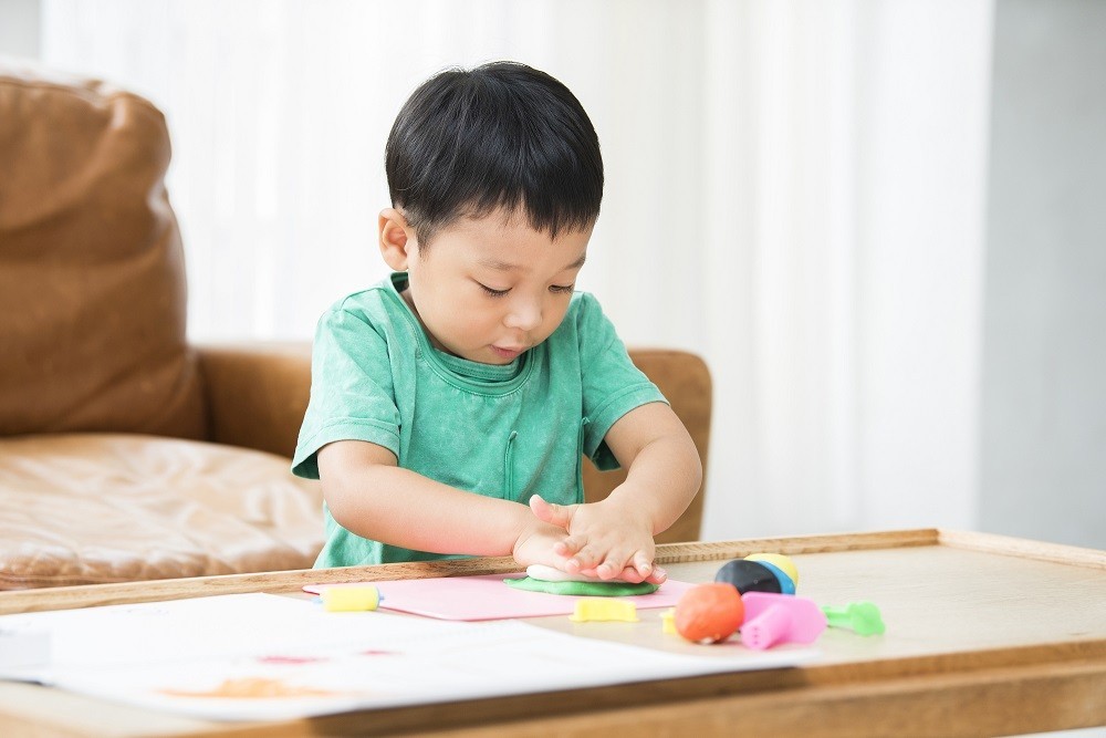 粘土遊びをしている男の子